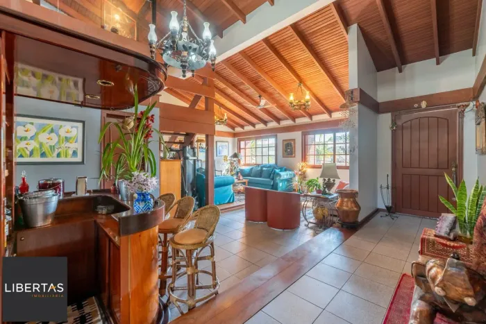 Casa semimobiliada com 385m², 3 suítes, piscina e espaço gourmet na Chácara das Pedras