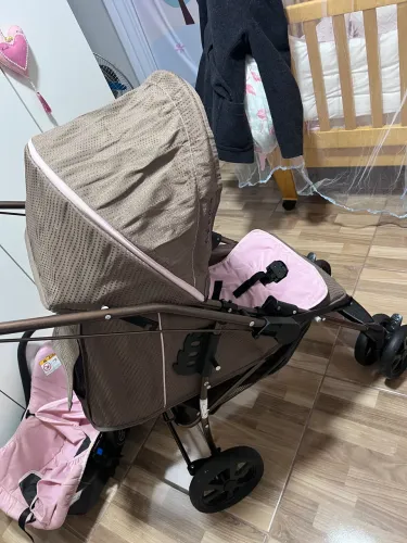 Carrinho de bebê e bebê conforto