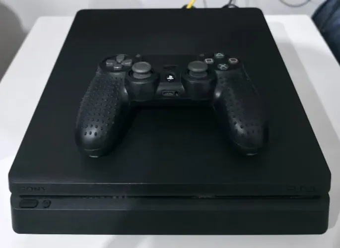 PS4 Slim 500GB Seminovo, Completo com Controle, Suporte e Capa