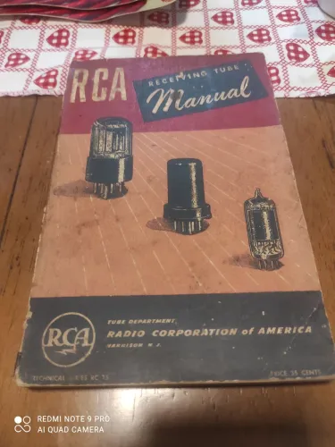 Livro antigo sobre rádios Antigos,em inglês: