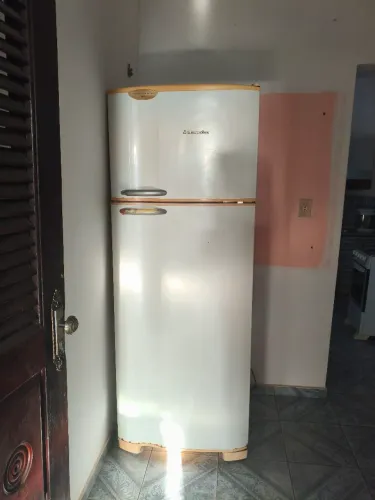 Vendo uma geladeira Eletrolux, modelo antigo porém em ótimo funcionamento.