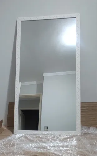 Espelho com moldura branca