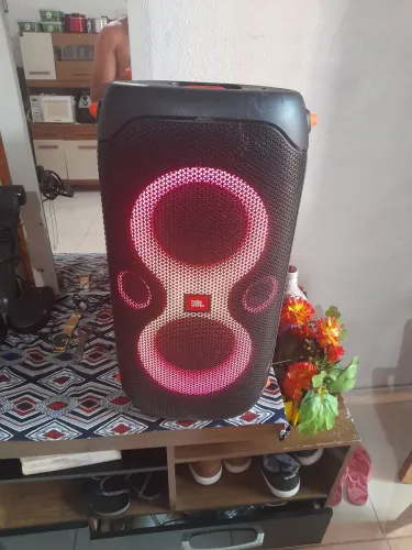 VENDO UMA CAIXA DE SOM JBL 110 INTERESSADO SO MIM CHAMA NO ZAP *61