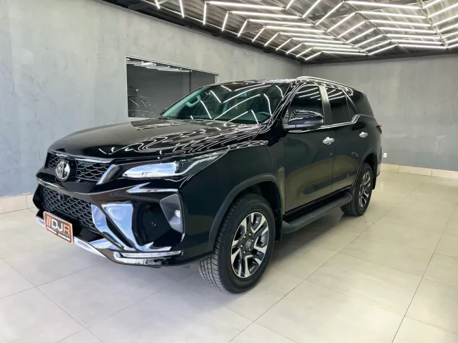 Toyota Hilux SW4 SRX Plat. 4X4 2.8 TB Die. Aut. 2025