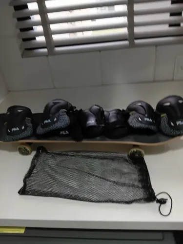 Skate com acessórios.