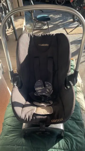 Bebê conforto kiddo com o suporte 
