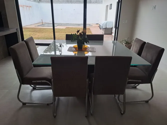 Mesa de jantar linda, com 8 cadeiras