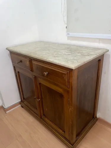Armário com tampa de mármore