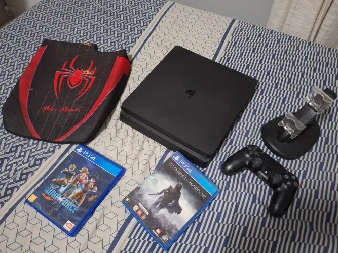 Playstation 4 slim,com capa anti-poeira,1 controle,2 jogos e uma base de carregamento