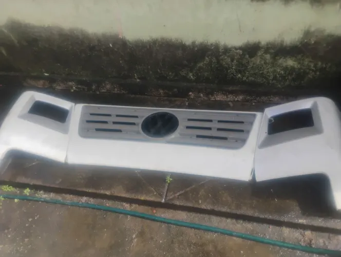 Vendo grade com acabamento do farol do vw delivery