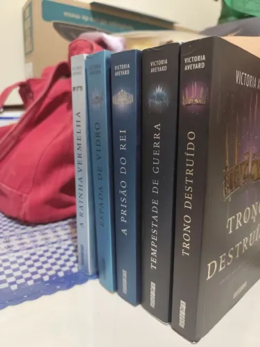 BOX A RAINHA VERMELHA - COLEÇÃO COMPLETA (5 LIVROS)