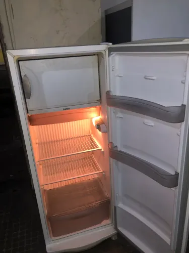 Geladeira da consul com capacidade de 350 litros funcionando perfeitamente