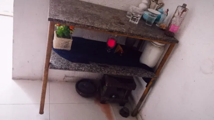 Vende se uma mesa de mármore