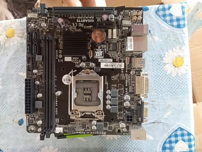 5 Tv's + suportes, 3 placas mãe, 1 teclado sem fio.