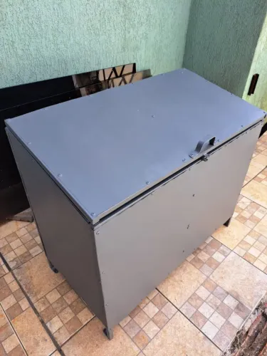 Lixeira com tampa/ container 