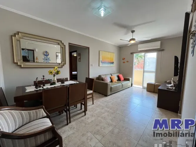 Praia da Maranduba, apartamento á venda. Condomínio com elevador e piscina.