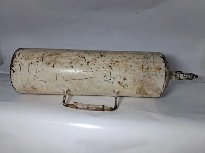 Cilindro de nitrogênio vazio <br>Peso dele vazio: 1800kg