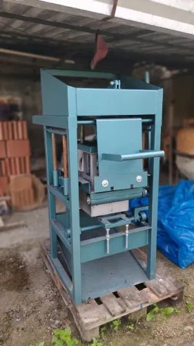 MÁQUINA DE FAZER BLOCOS SEMI AUTOMÁTICA