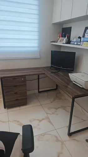 Mesa de escritório em L