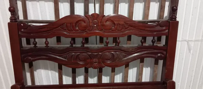 Cama em madeira de Angeli 