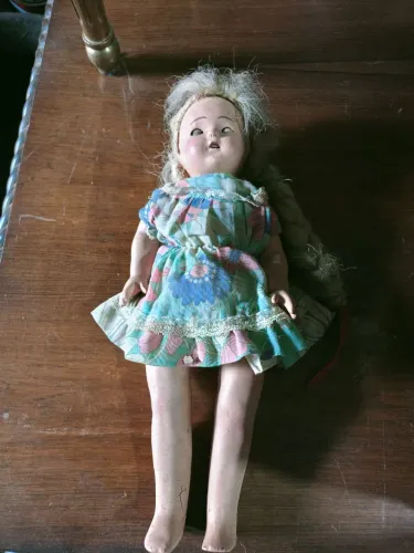 Boneca de porcelana antiga 