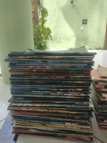 Revista em quadrinhos variaos (2010/2012)
