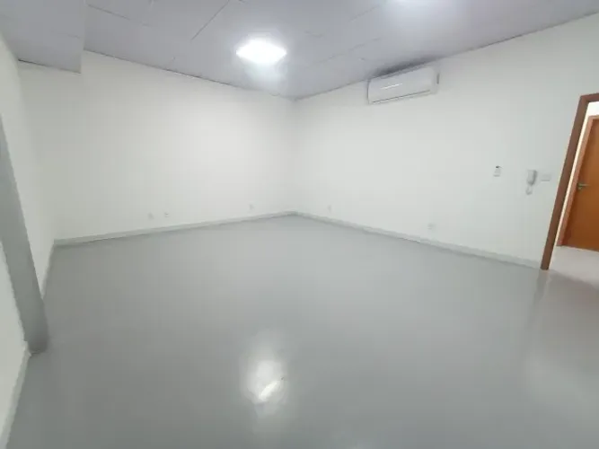 Sala Comercial 31m² Climatizada no 1º Piso em Condominio no Adrianopolis