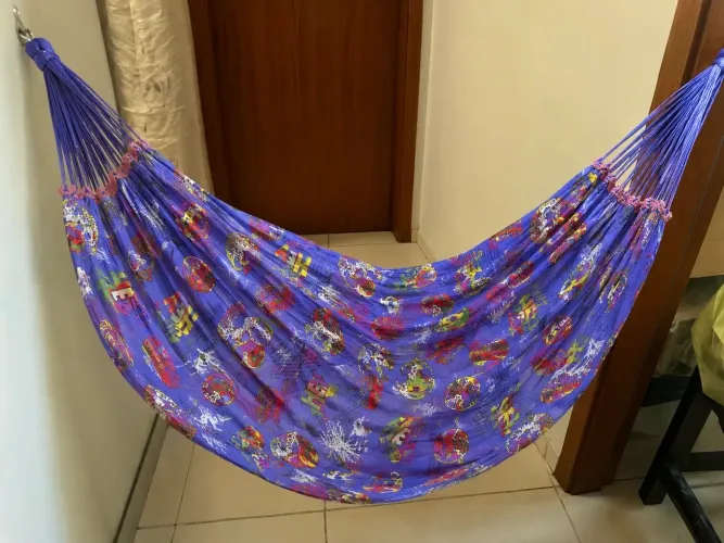 Rede de Descanso Azul Estampada com Detalhe em Crochê Rosa