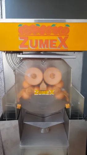 Vendo ou troco máquina de suco de laranja