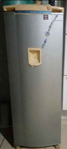 Geladeira. Esta gelando so a metade do congelador