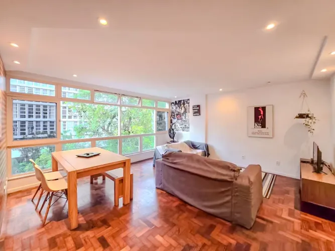 Apartamento mobiliado em Ipanema, 104m², 2 quartos, suíte, vaga e metrô em frente