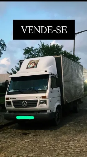 Vende-se caminhão baú. 