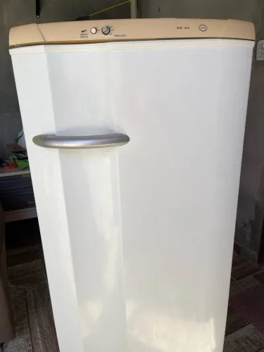 Geladeira Electrolux RE28 Super 240L - Econômica e Funcionando Perfeitamente