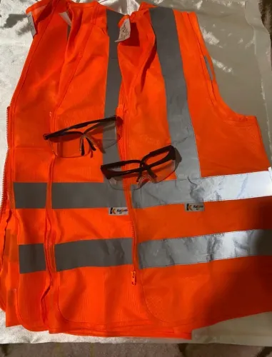 Colete refletivo com óculos de proteção