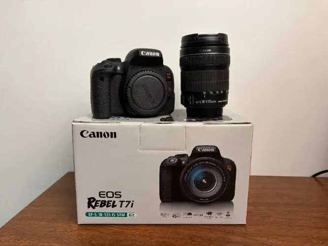 Canon EOS Rebel T7i + 18-135mm IS STM + 2 Baterias Originais