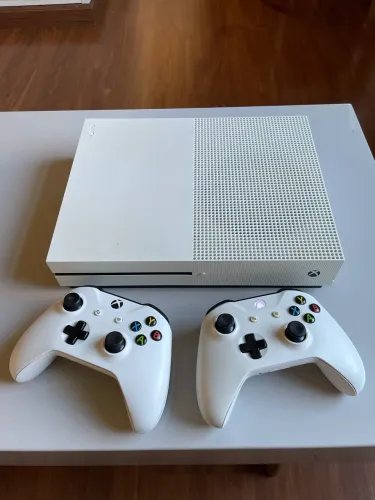 Xbox one S 1 Tera + 2 Controles (GTA V mídia física incluso)