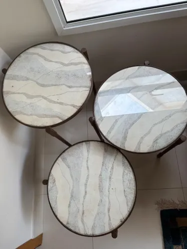Conjunto de mesas laterais base de ferro patinado e tampo em vidro removível 