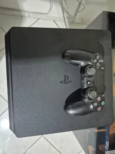 PlayStation 4 com 1 controle e jogos