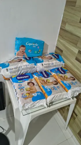 Vendo Fraldas Babysec + uma Capricho Todas Tamanho M