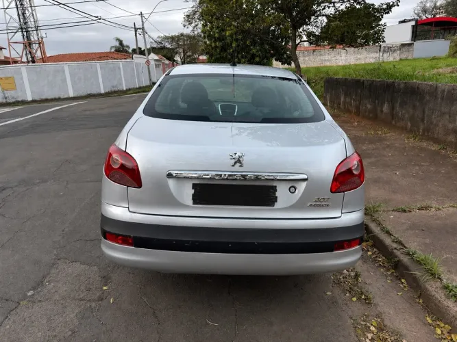 Peugeot 207 Sedan Passion XR 1.4 Flex 8V 4P 2011