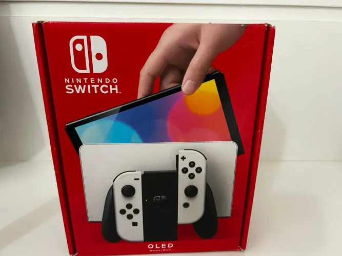 Nintendo Switch oled branco com o jogo Mario kart