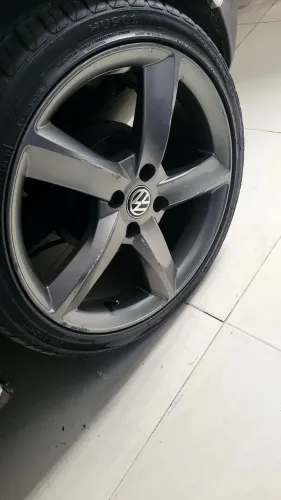 Vendo jogo de rodas aro 17 com pneus 205 40 17