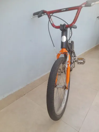 Bicicleta infantil aro 20, ideal para crianças de 6 a 10 anos.