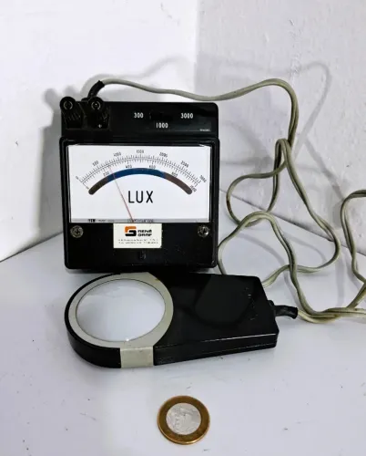Luxímetro antigo analógico portátil japonês. Produzido pela Yokogawa Electric Corporation.