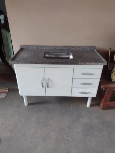 Gabinete com pia de mármore. Tamanho 1.20 m.