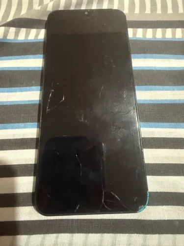 Vendo esse moto g9 play com defeito a tela trincada, e ele liga e desliga.