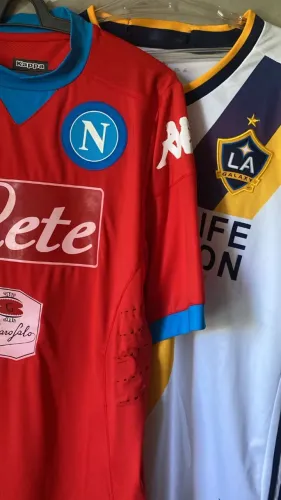 Lote com 02 camisas de futebol (Napoli e LA Galaxy)
