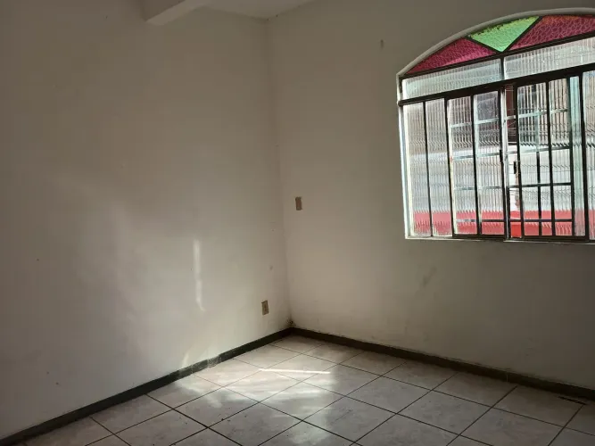 Alugo casa Vista Alegre, com dois quartos, sala, copa , cozinha e banheiro.