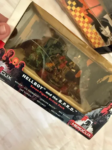Display personagens Hellboy 