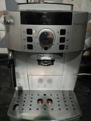 Máquina de café expresso delonghi magnifica S